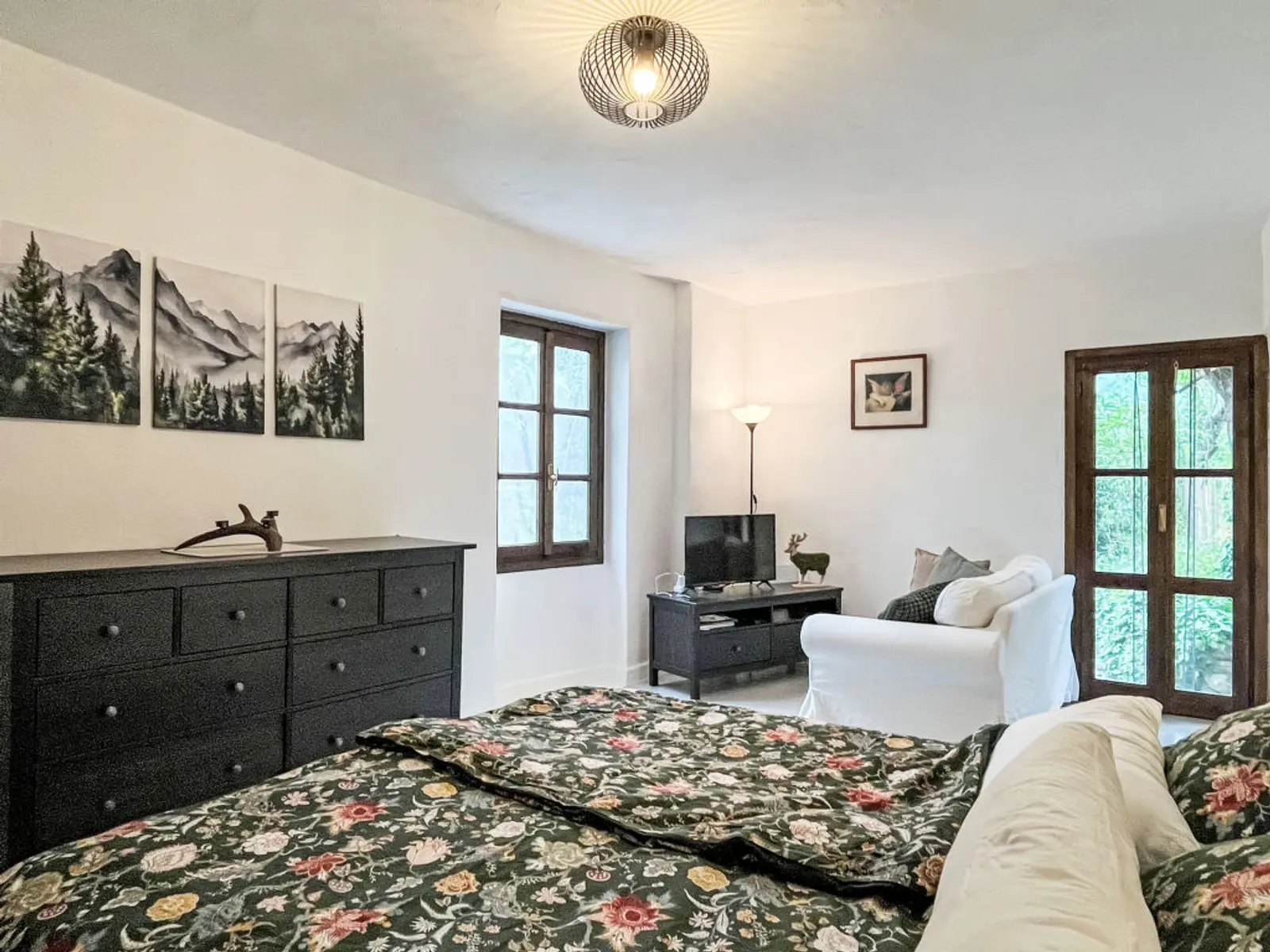 Grosses Schlafzimmer mit Doppelbett, Sitzecke und Gartenzugang